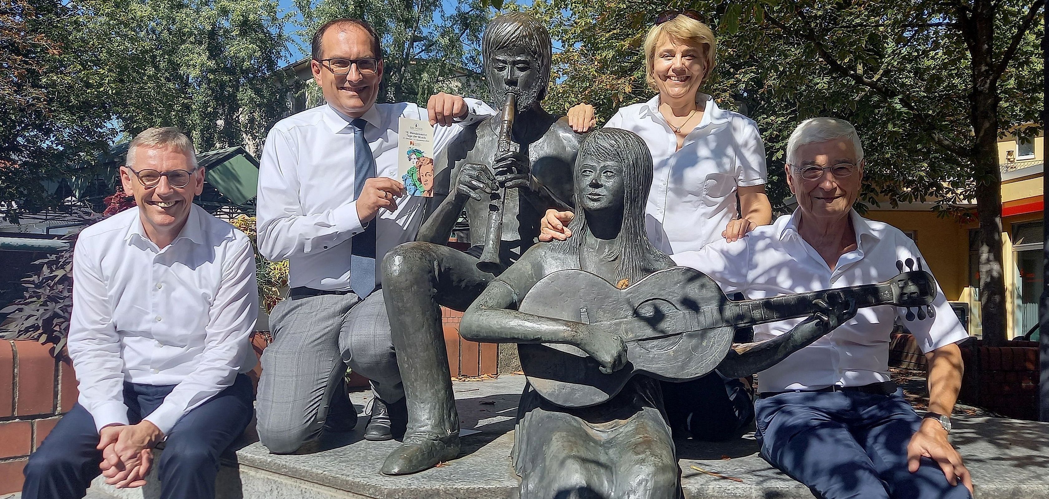 Pressekonferenz Mendelssohn Tage Foto zeigt Leitung, Sponsor und Bürgermeister bei der Vorstellung der Mendelssohn Tage