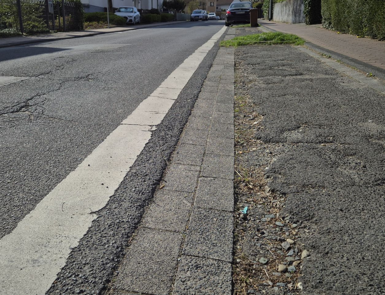 Kronthaler Straße Foto zeigte sanierungsbedürftige Kronthaler Straße in Bad Soden-Neuenhain