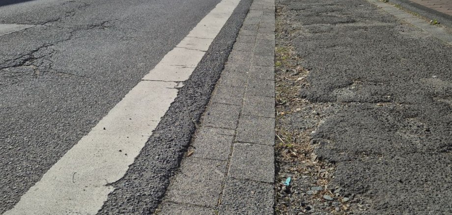 Kronthaler Straße Foto zeigte sanierungsbedürftige Kronthaler Straße in Bad Soden-Neuenhain
