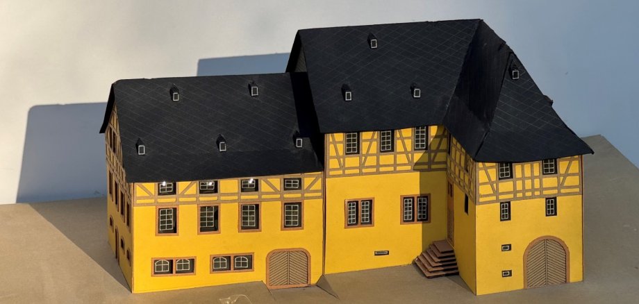 Zu sehen ist ein Bild eines Modells des Herrnbaus in Neuenhain