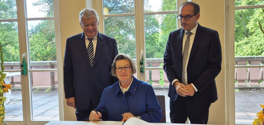 Marlehn Thieme und das Goldene Buch; dazu Stadtverordnetenvorsteher Helmut Witt und Bürgermeister Dr. Frank Blasch
