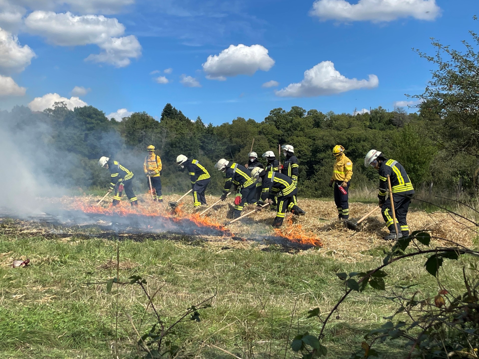 Feuerwehrleute im Einsatz bei FFW-Übung