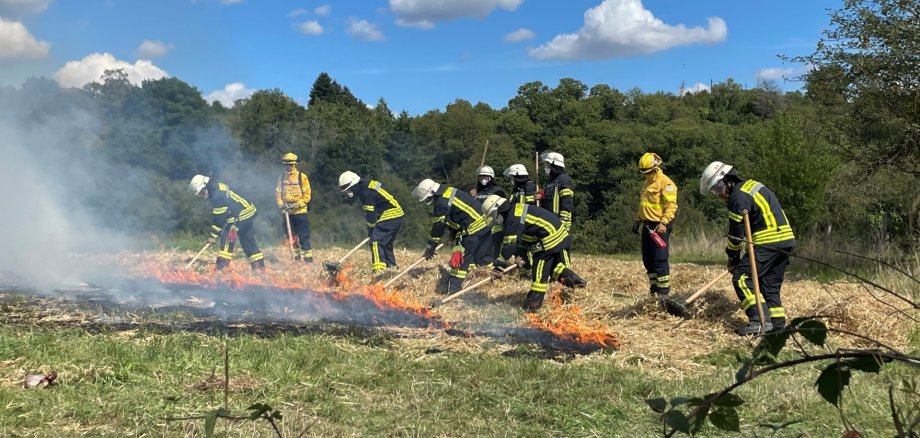 Feuerwehrleute im Einsatz bei FFW-Übung