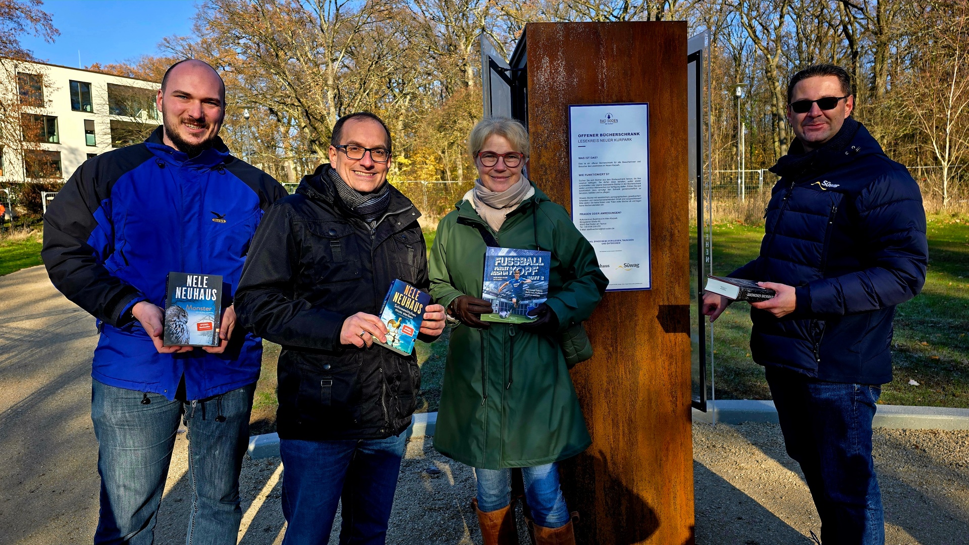 (v.l.n.r.) Chris Becker, Leiter der Stadtbücherei, Bürgermeister Dr. Frank Blasch, Bestsellerautorin Nele Neuhaus und Florian Bienias von der Süwag sorgten für die erste Befüllung des Bücherschrankes am Bundesweiten Vorlesetag.   