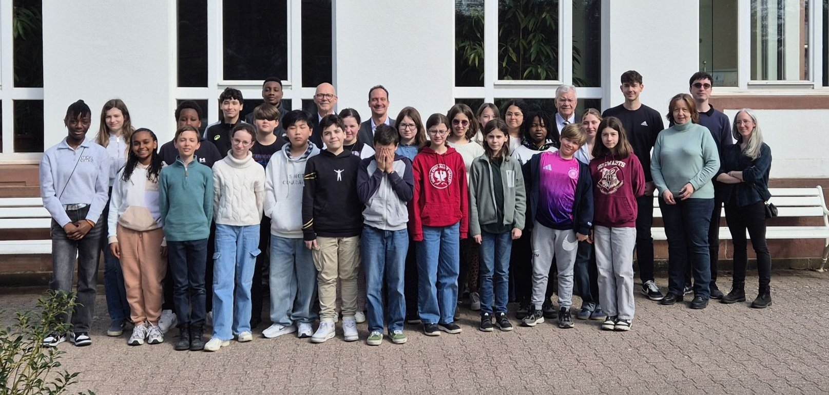 Besuch aus Rueil-Malmaison vor dem Badehaus Foto zeigt Besuch aus Rueil-Malmaison