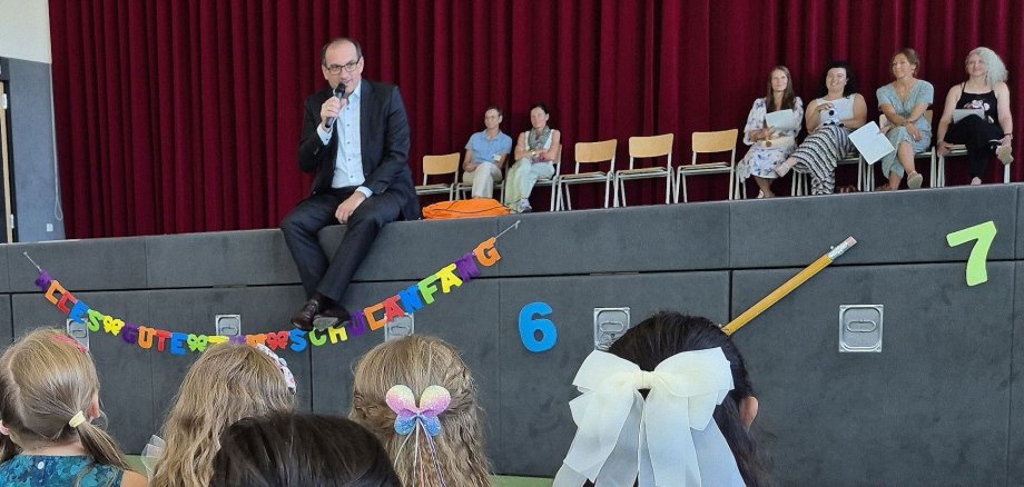 Einschulung Gespannt lauschen die Erstklässler der Drei-Linden-Schule der Begrüßung durch Bürgermeister Dr. Frank Blasch.