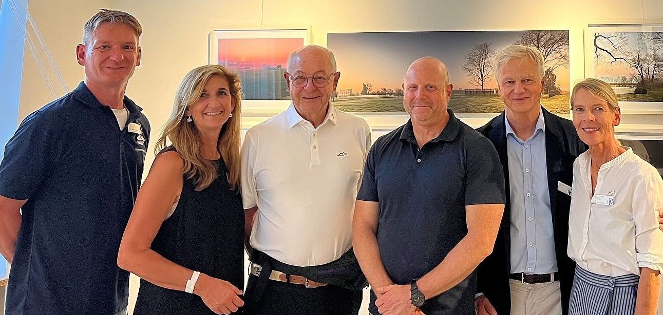 Besuch in der Ausstellung: (v.l.) Abteilungsleiter Marc Nördinger, Kim Cannon (Vorsitzende Sister Cities in Franklin), Franklins Bürgermeister Dr. Ken Moore, Generalkonsul Brian Heath, Michael Hein und Sabine Hein (IKUS). 
