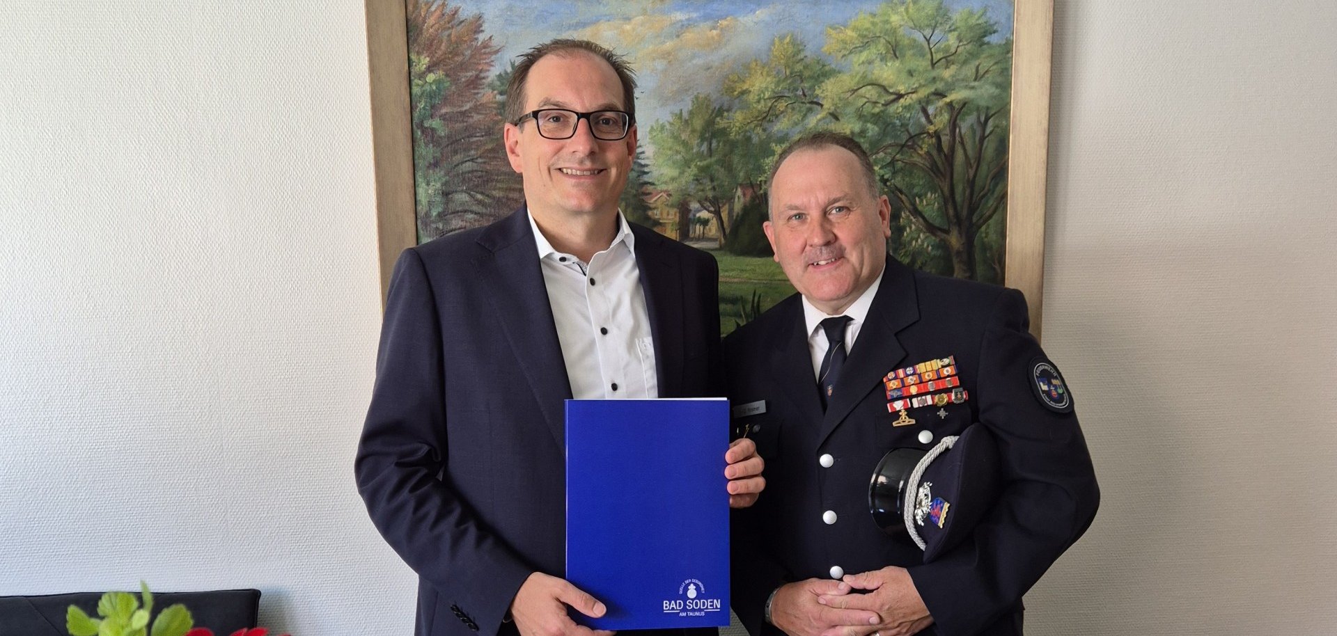  Bürgermeister Dr. Frank Blasch überreichte Nick-Oliver Kromer die Entlassungsurkunde und dankte ihm für 25 Jahre Arbeit in der Stadtbrandinspektion.