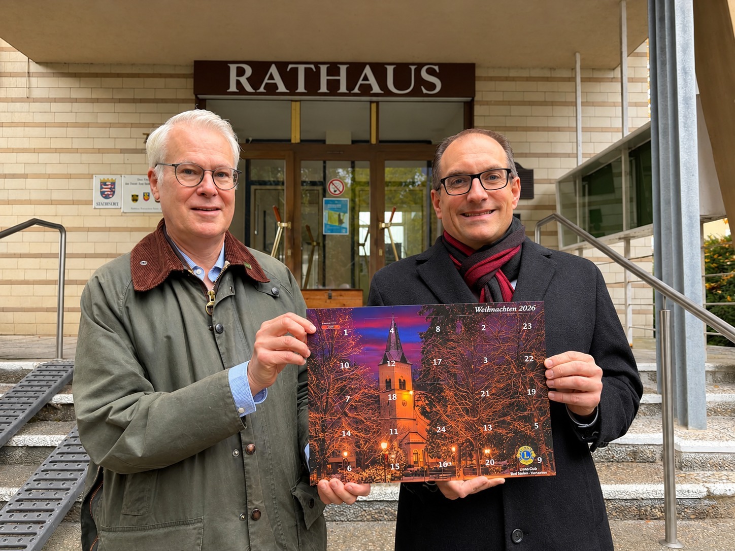 Dr. Eckhard Wendt und Dr. Frank Blasch bei der Übergabe des ersten Adventskalenders