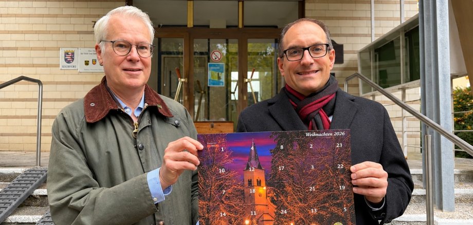 Lions Club Adventskalender Dr. Eckhard Wendt und Dr. Frank Blasch bei der Übergabe des ersten Adventskalenders