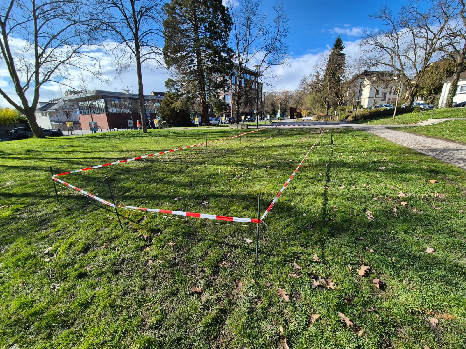 Vorbereitungen auf den Bau einer Boulebahn im Neuen Kurpark
