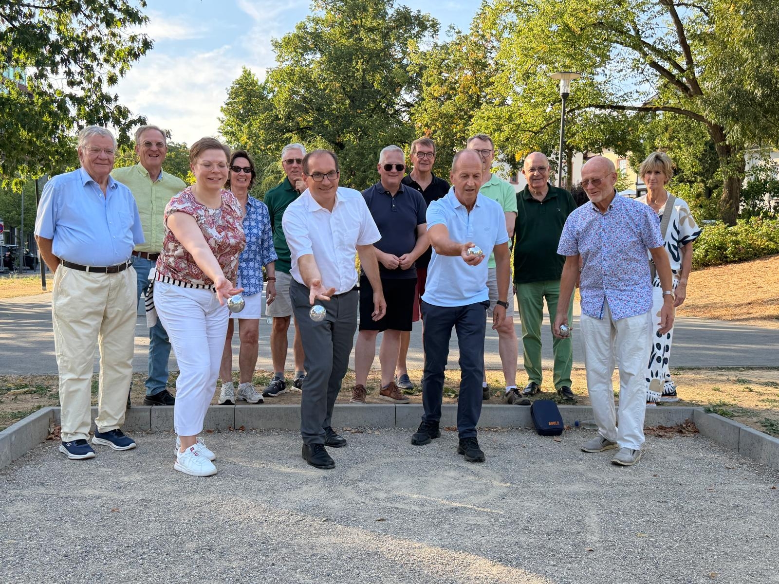 Boulebahn-Eröffnung Mit einem gemeinsamen Boulekugel-Wurf übergaben die Präsidentin des Lions Clubs Katja Schulz (v.l.n.r..), Bürgermeister Dr. Frank Blasch, Iordanis Savvopoulos und Dr. Heinz-Bernhard Fuchs vom Lions Club die Bahn im Neuen Kurpark offiziell ihrer Bestimmung.
