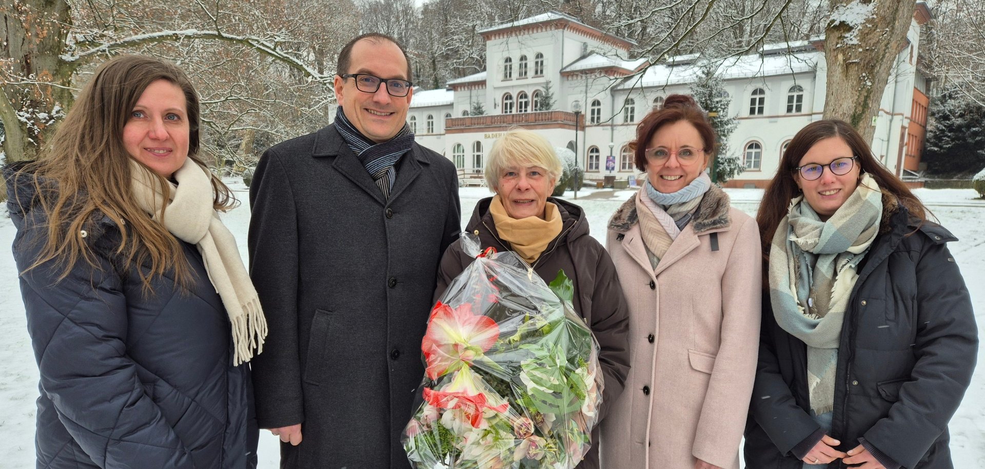 Dienstjubiläum Jutta Hannig Gruppenfoto mit Jutta Hannig im Alten Kurpark