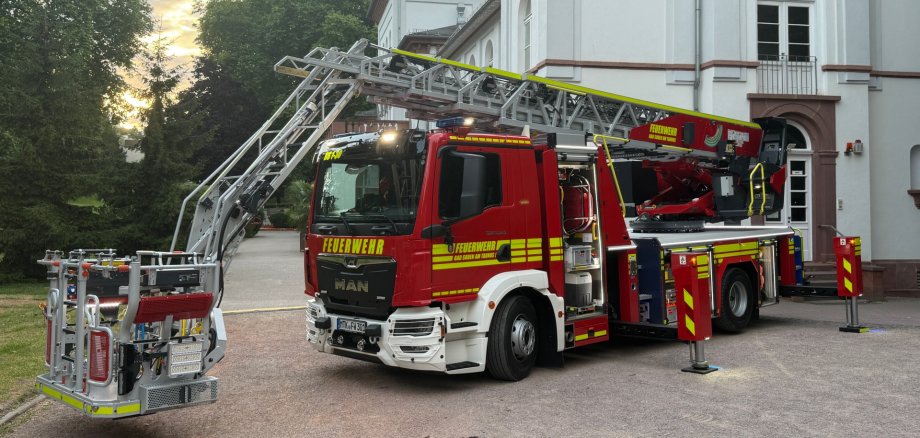 Drehleiterfahrzeug der Feuerwehr vor dem Badehaus im Alten Kurpark