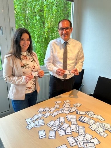 Peggy Malbares Fernandez mit Bürgermeister Dr. Frank Blasch Vorstellung des Ferienpasses für Bad Sodener Kinder und Jugendliche