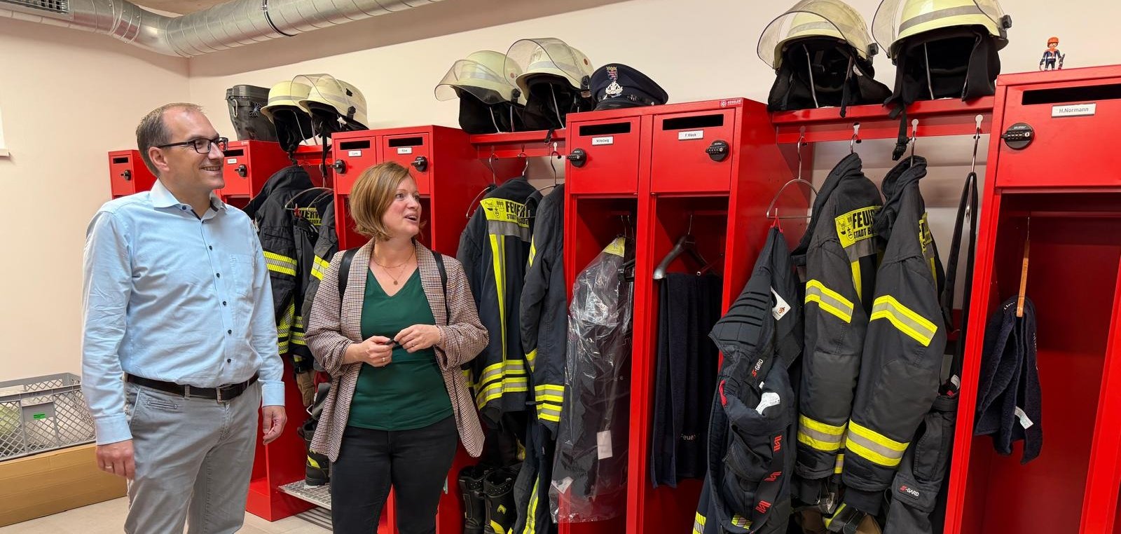 Feuerwache Neuenhain Bürgermeister Dr. Frank Blasch und Nina Elzenheimer in der Umkleide der Feuerwehrfrauen