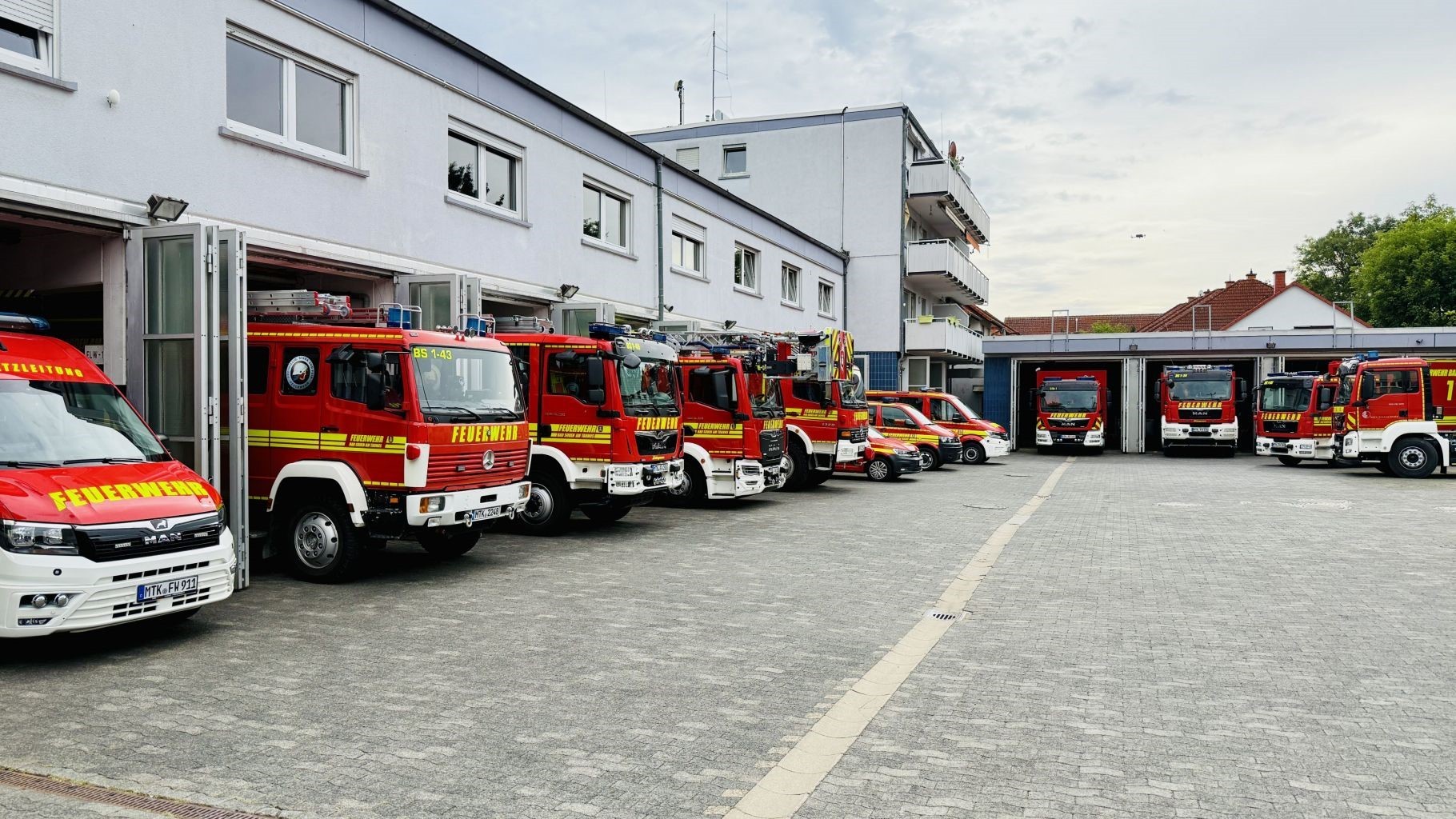 Fahrzeuge der Feuerwehr Feuerwehrfahrzeuge parken im Hof