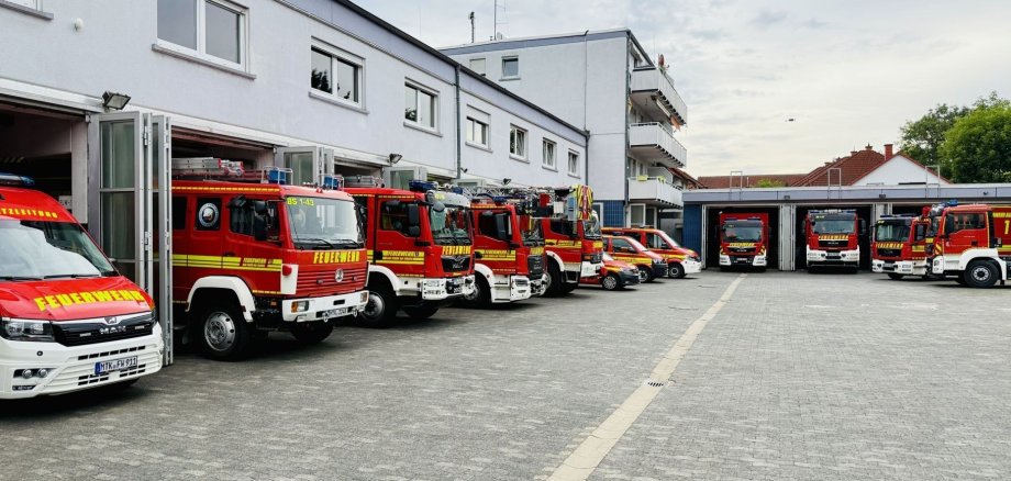 Fahrzeuge der Feuerwehr Feuerwehrfahrzeuge parken im Hof