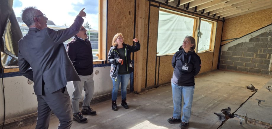 Feuerwehr Neuenhain Die Dachkonstruktion der Gaube ist fertig. Anfang November werden hier die Fenster montiert. Baustellenbegehung mit Fachbereichsleiter Michael Serba, Bürgermeister Dr. Frank Blasch, Projektleiterin Nina Elzenheimer und der Abteilungsleiterin Gebäude und Liegenschaften, Dorothea Reidel