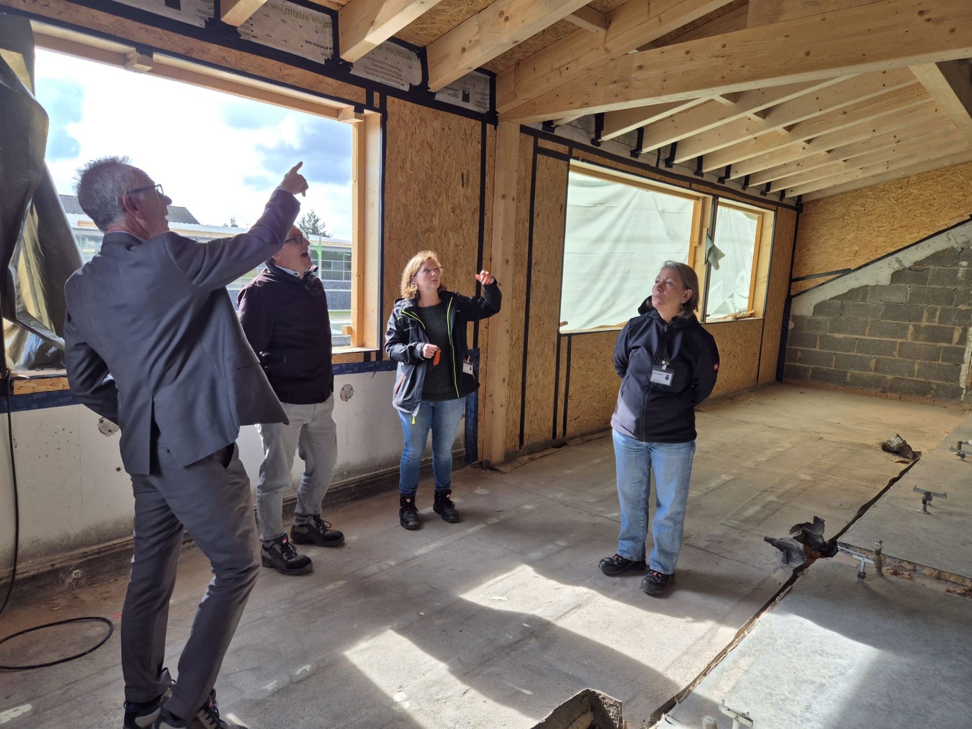 Feuerwehr Neuenhain Die Dachkonstruktion der Gaube ist fertig. Anfang November werden hier die Fenster montiert. Baustellenbegehung mit Fachbereichsleiter Michael Serba, Bürgermeister Dr. Frank Blasch, Projektleiterin Nina Elzenheimer und der Abteilungsleiterin Gebäude und Liegenschaften, Dorothea Reidel