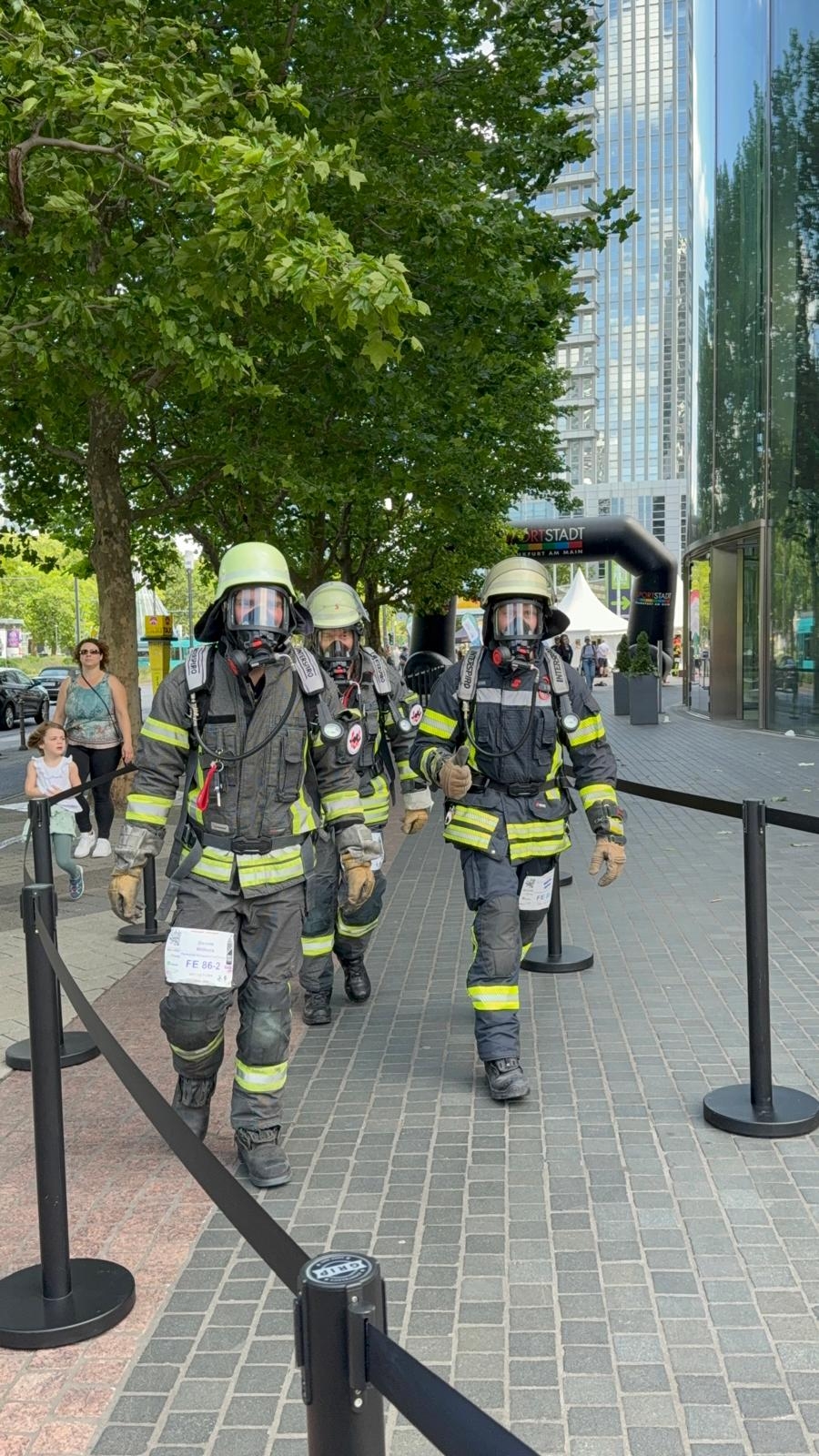 3 Feuerwehrmänner in voller Montur beim Skyrun