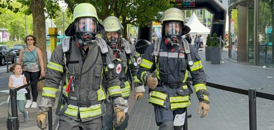 Feuerwehr beim Skyrun 3 Feuerwehrmänner in voller Montur beim Skyrun