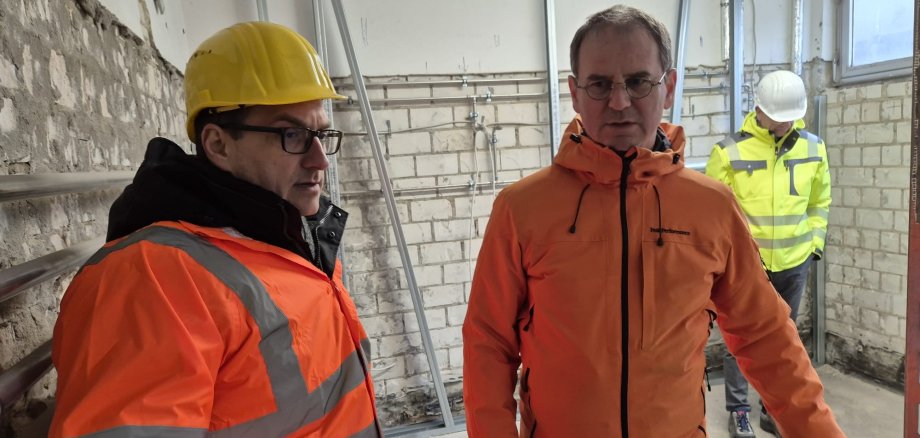 Baustellenbesichtigung des Funktionsgebäudes am Sportplatz Sauerborn mit Bürgermeister Dr. Frank Blasch und Projektleiter Detlef Schümann.