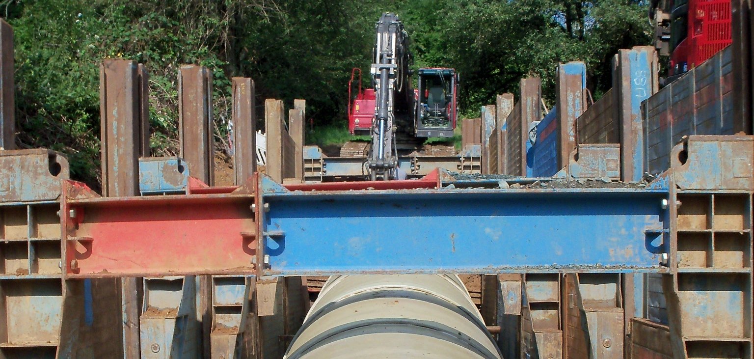 Hochwasserschutz Baustelle mit großem Rohr