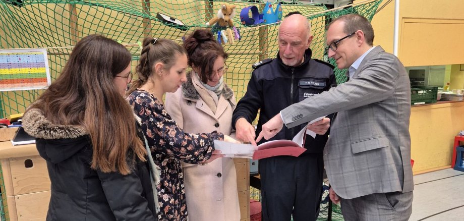 Besichtigung der Interimslösung in der Hasselgrundhalle