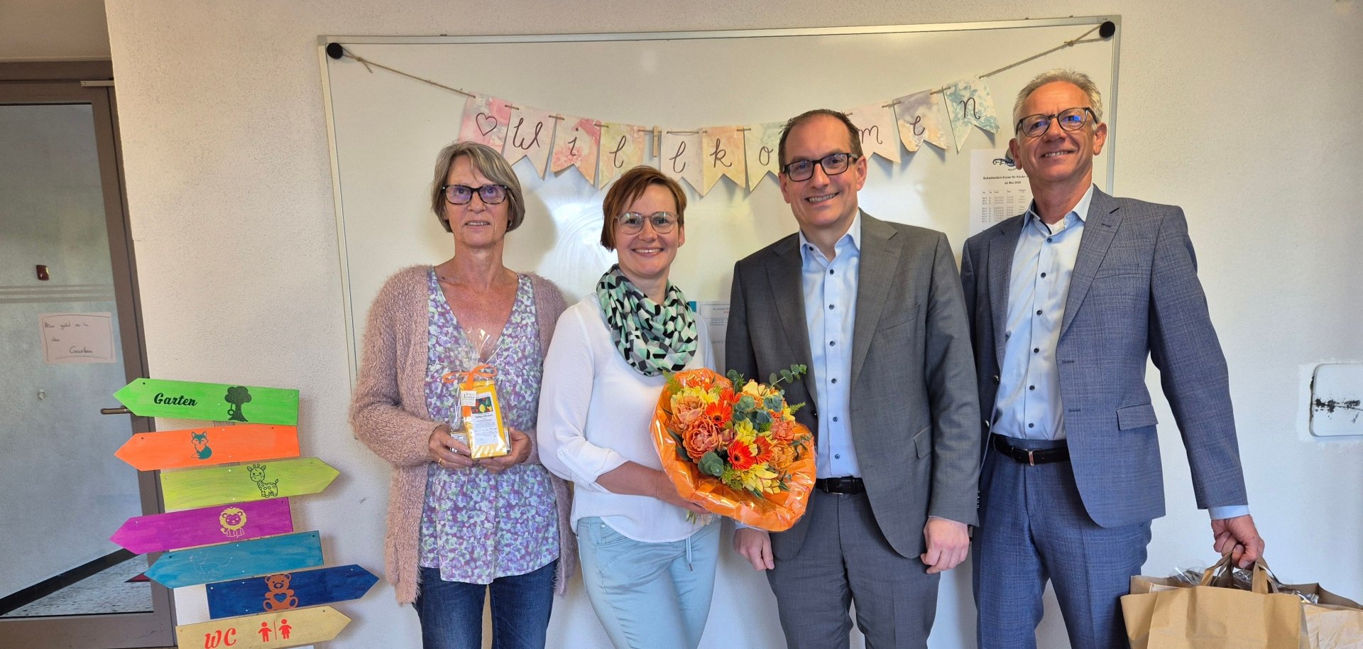 Blumen und ein kleines Dankeschön überreichten Bürgermeister Dr. Frank Blasch und Fachbereichsleiter Michael Serba (rechts) der Kitaleitung Maria Pfeifer und Christine Kura (links).  
