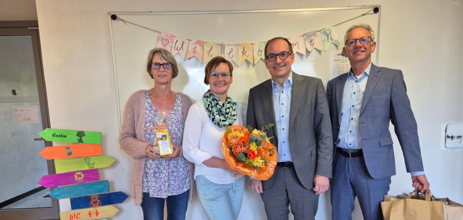Blumen und ein kleines Dankeschön überreichten Bürgermeister Dr. Frank Blasch und Fachbereichsleiter Michael Serba (rechts) der Kitaleitung Maria Pfeifer und Christine Kura (links).  