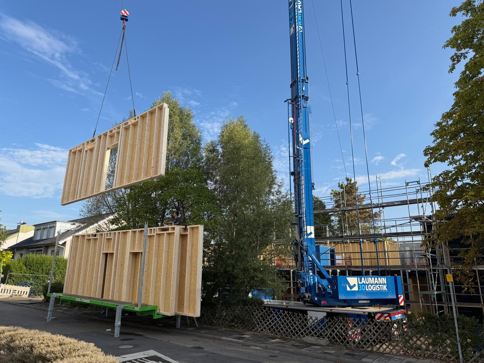 Nach und nach werden die Holzmodule mit einem Kran auf das Gelände der Kita Sonnengarten gehoben und ins Obergeschoss eingepasst