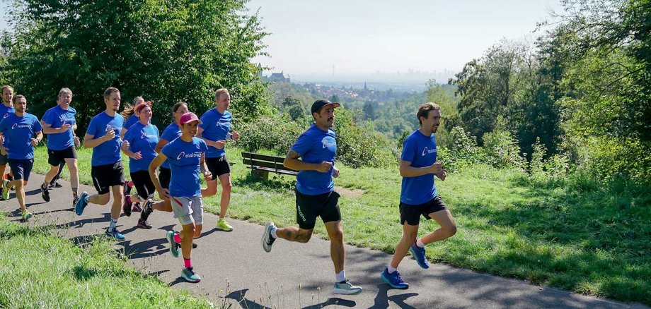 Laufgruppe in blauen Shirts