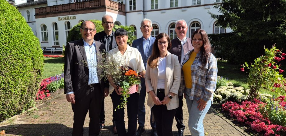 Verabschiedung von Marion Gärtig nach 42 Dienstjahren: (vorne v.l.n.r.) Bürgermeister Dr. Frank Blasch, Marion Gärtig, Alena Fritz, Peggy Malbares Fernandez, (hinten v.l.n.r.), die Fachbereichsleiter Martin Schellhorn und Michael Serba sowie Richard Sippl. 