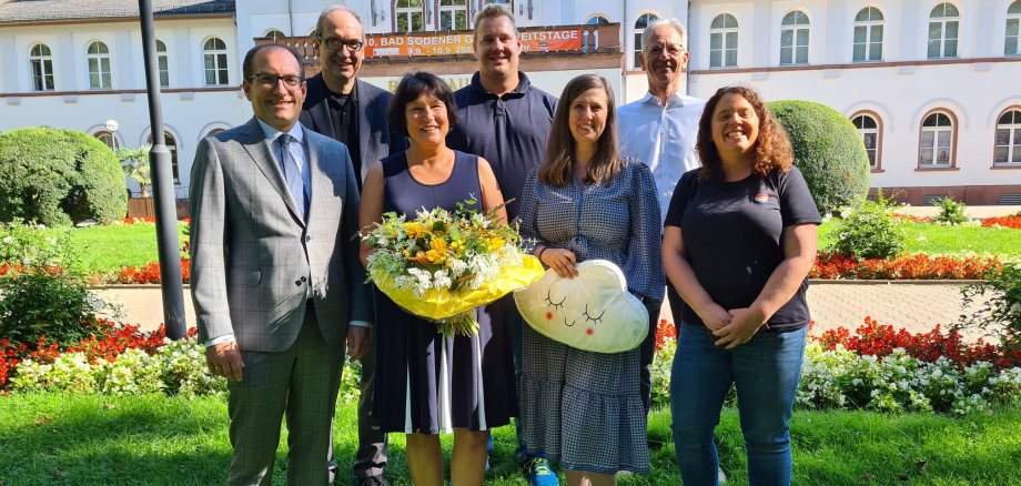 Glückwünsche für Marion Gärtig zum 40-jährigen Dienstjubiläum: (v.l.n.r. vorn) Bürgermeister Dr. Frank Blasch, Marion Gärtig, Anna Maier (Kita-Leitung Sonnenburg), Danina Rink (Fachbereichsleiterin Bürgerservice und Kultur), (v.l.n.r. hinten) Martin Schellhorn (Abteilungsleiter Kinder, Jugend, Senioren und Soziales), Patrick Fangmann (Personalrat) und Michael Serba (Fachbereichsleiter Bauen und Entwickeln).  