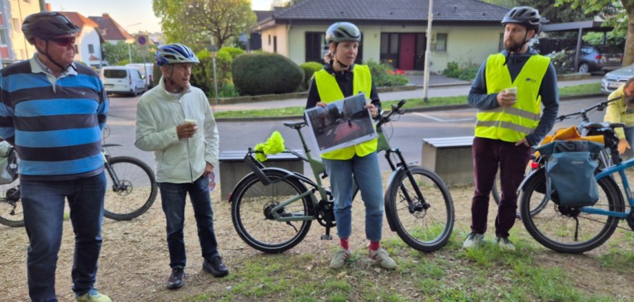 Annika Komorek von der Planungsgesellschaft RV-K erläutert Gestaltungsmöglichkeiten für den Radverkehr.