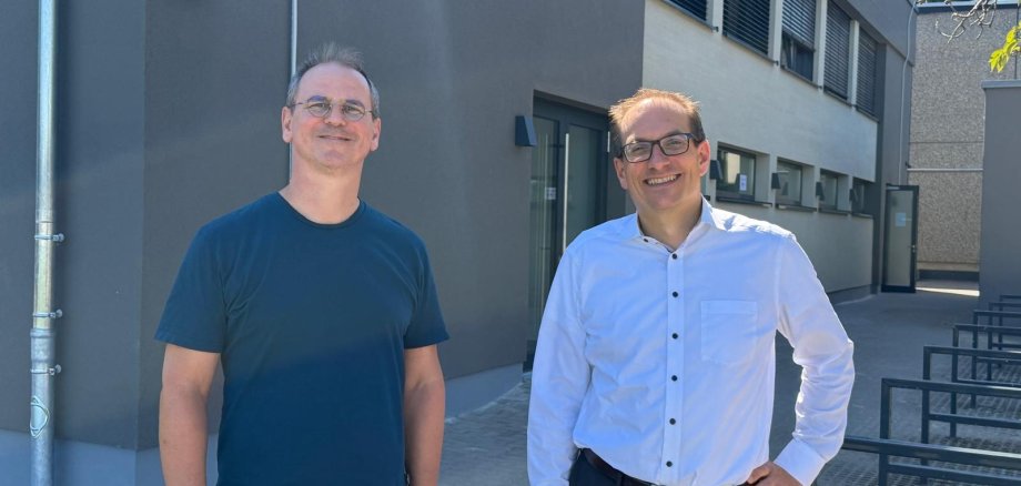 Sanierung Funktionsgebäude Sauerborn Fröhliche Gesichter nach einer Sanierung mit Herausforderungen: Detlef Schümann, Sachbearbeiter der Abteilung Gebäude und Liegenschaften und zuständig für die Sanierung, und Bürgermeister Dr. Frank Blasch bei der Abschlussbegehung.