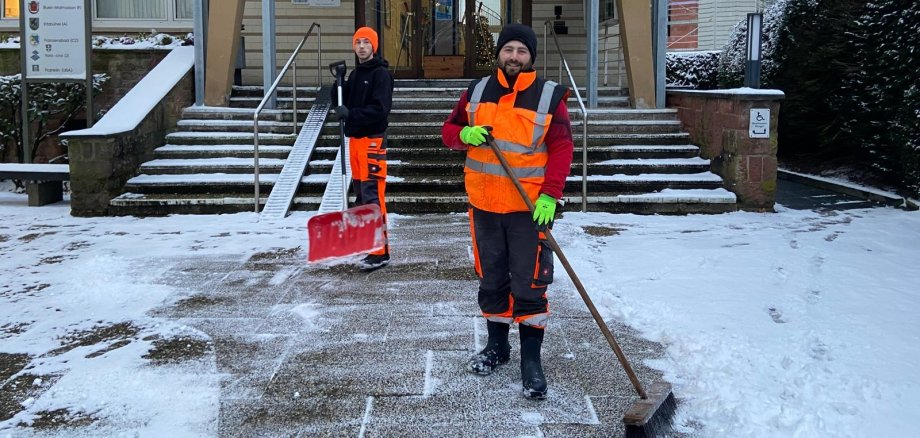 Joshua Strößner und Rosario Mattina vom städtischen Bauhof sorgen für den rutschfreien Zugang zum Rathaus.