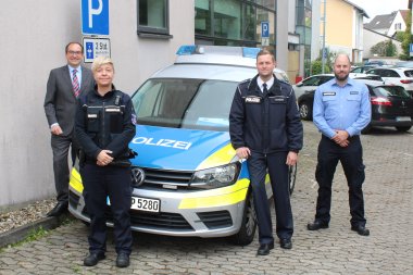 Ab heute in Bad Soden am Taunus als Schutzmann vor Ort im Einsatz: Polizeihauptkommissar Christian Schneider (2.v.r.) mit Bürgermeister Dr. Frank Blasch (l.), Ordnungspolizistin Susanne Marx (2.v.l.) und Ordnungspolizist Jan Rumpeltes (r.), der seit zwei Wochen seine Ausbildung erfolgreich abgeschlossen hat.