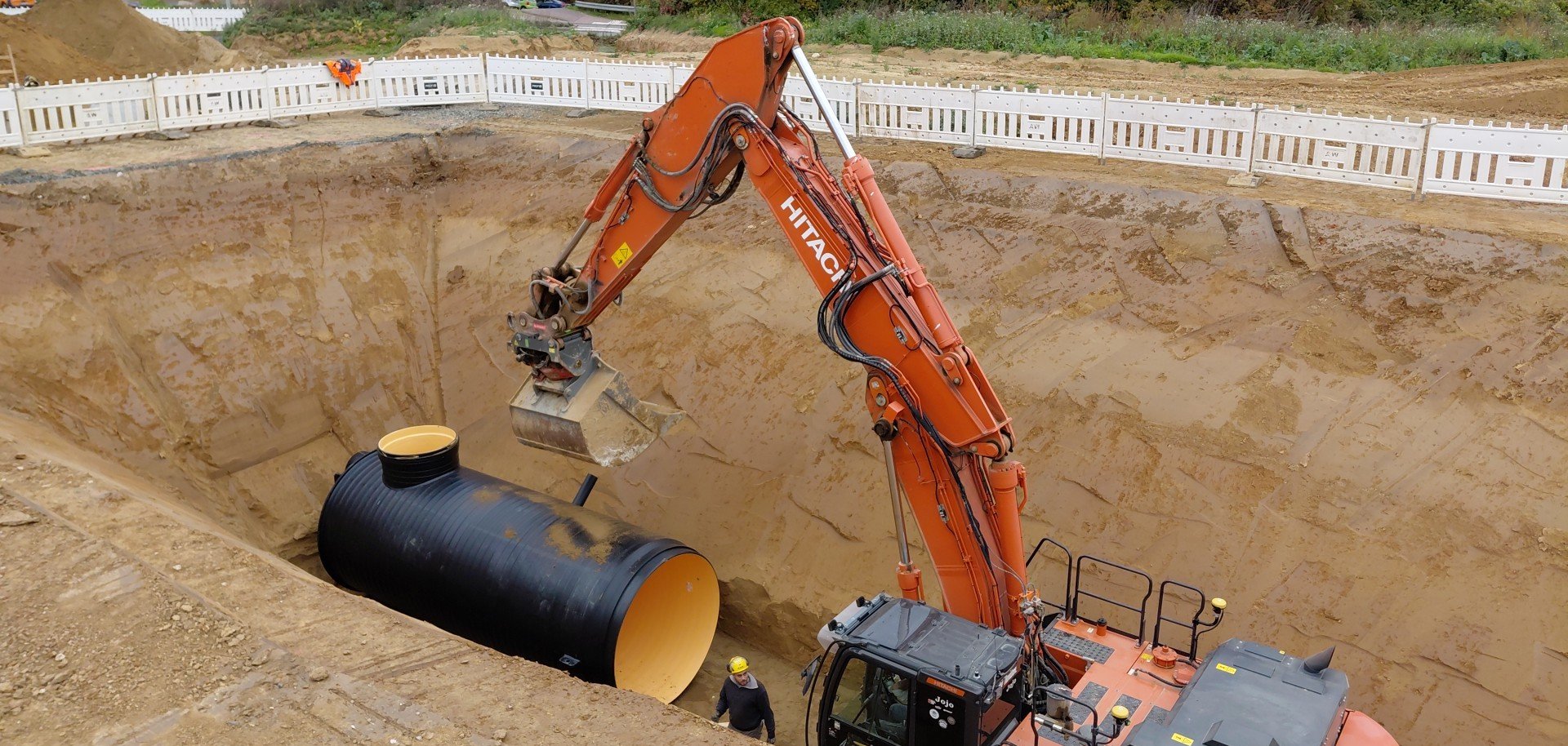 Erschließungsarbeiten Sinai II + III Derzeit werden die Rohre des Stauraumkanals mit einem Durchmesser von zwei Metern verlegt.
