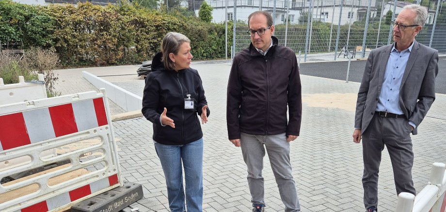 Mit kritischen Blicken auf die Baustelle: (v.l.) Abteilungsleiterin „Gebäude und Liegenschaften“ Dorothea Reidel, Bürgermeister Dr. Frank Blasch und Fachbereichsleiter Michael Serba.