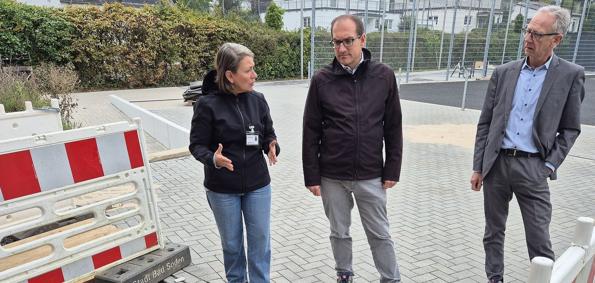 Sportanlage Kelkheimer Straße Mit kritischen Blicken auf die Baustelle: (v.l.) Abteilungsleiterin „Gebäude und Liegenschaften“ Dorothea Reidel, Bürgermeister Dr. Frank Blasch und Fachbereichsleiter Michael Serba.
