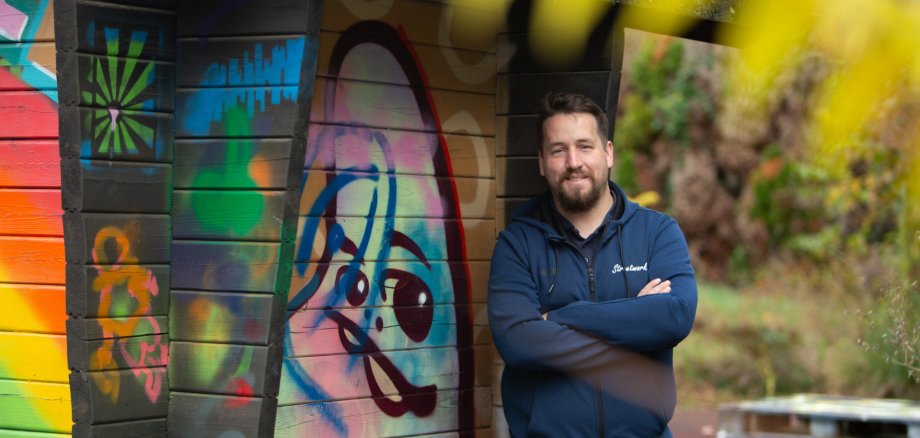 Streetworker Markus Günther Streetworker Markus Günther vor Graffiti-Wand