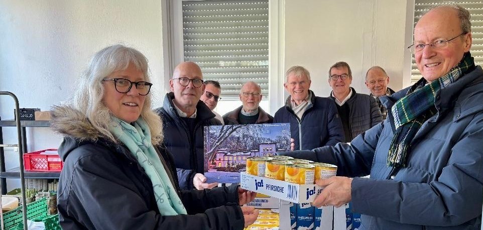 Übergabe von Lebensmittel Lebensmittelspenden Lions