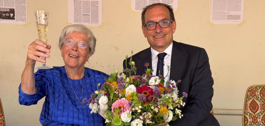 95. Geburtstag Dr. Dietmut Thilenius zusammen mit Gratulant Bürgermeister Dr. Frank Blasch