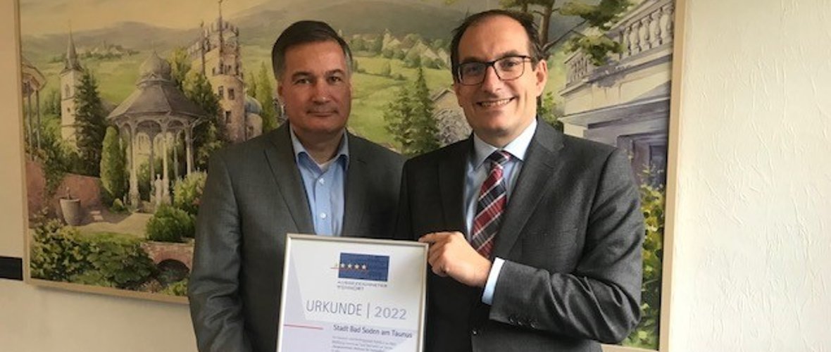 Bürgermeister Dr. Frank Blasch (r.) nimmt Ehrung entgegen