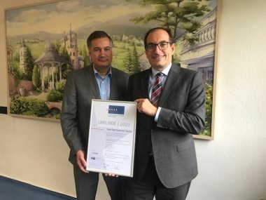 Bürgermeister Dr. Frank Blasch (r.) nimmt Ehrung entgegen