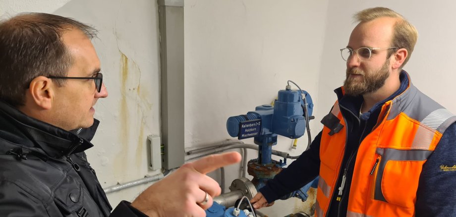 Dr. Frank Blasch, Bürgermeister, und Philipp Arnoldt, Leiter Wasserwerk bei einem Ortstermin im Wasserwerk Sauerborn