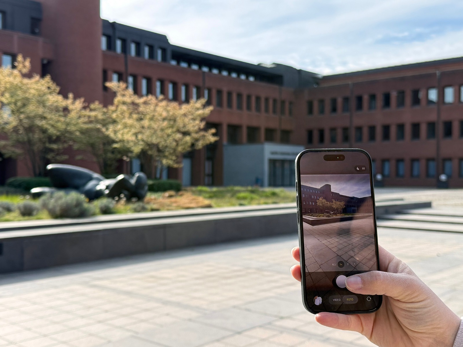  Mit Ausstellungsbeginn wird bei Nutzung der App das virtuelle Kunstwerk auf dem Display des Smartphones sichtbar.