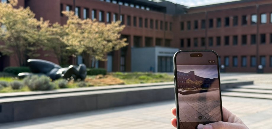  Mit Ausstellungsbeginn wird bei Nutzung der App das virtuelle Kunstwerk auf dem Display des Smartphones sichtbar.